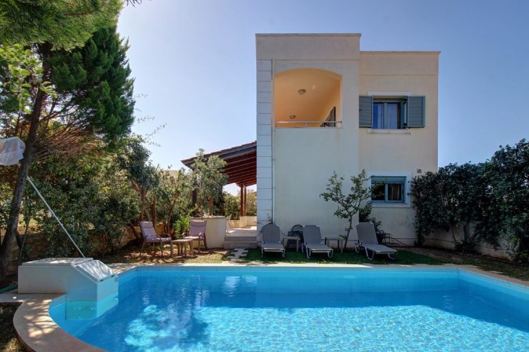 A THREE-BEDROOM HOUSE WITH A POOL IN SKOUTELONAS