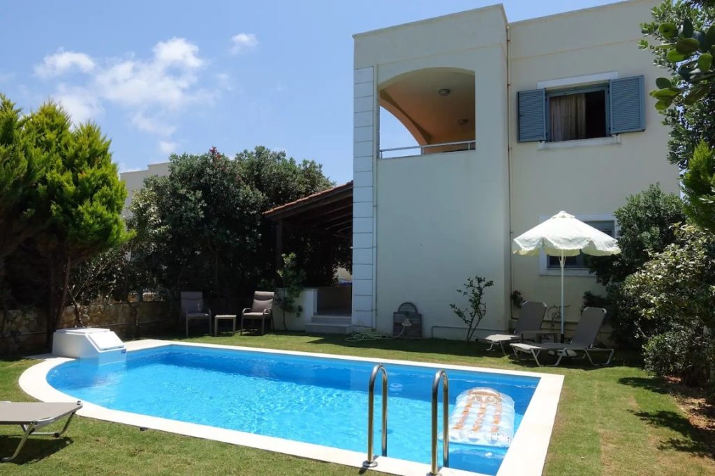 A THREE-BEDROOM HOUSE WITH A POOL IN SKOUTELONAS