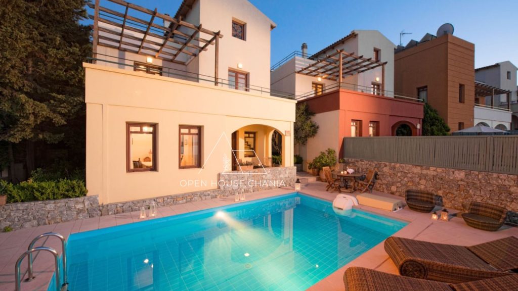 A 5-Villa complex with amazing views in Plaka