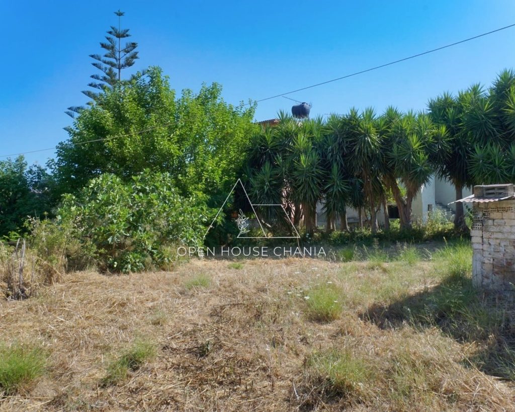 A detached house with large outdoor space in the center of Kalyves