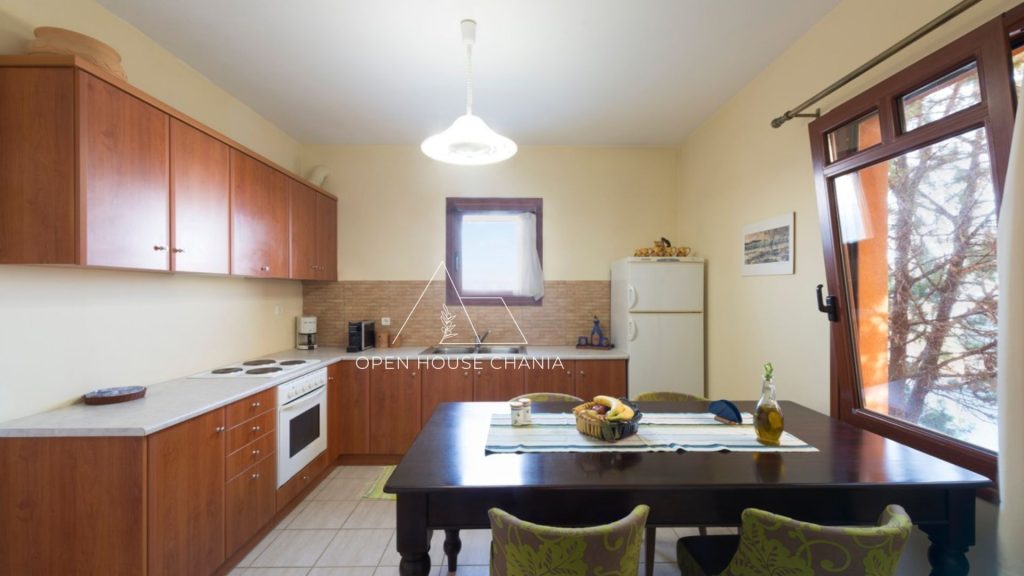 A well-kept villa in a complex in Plaka