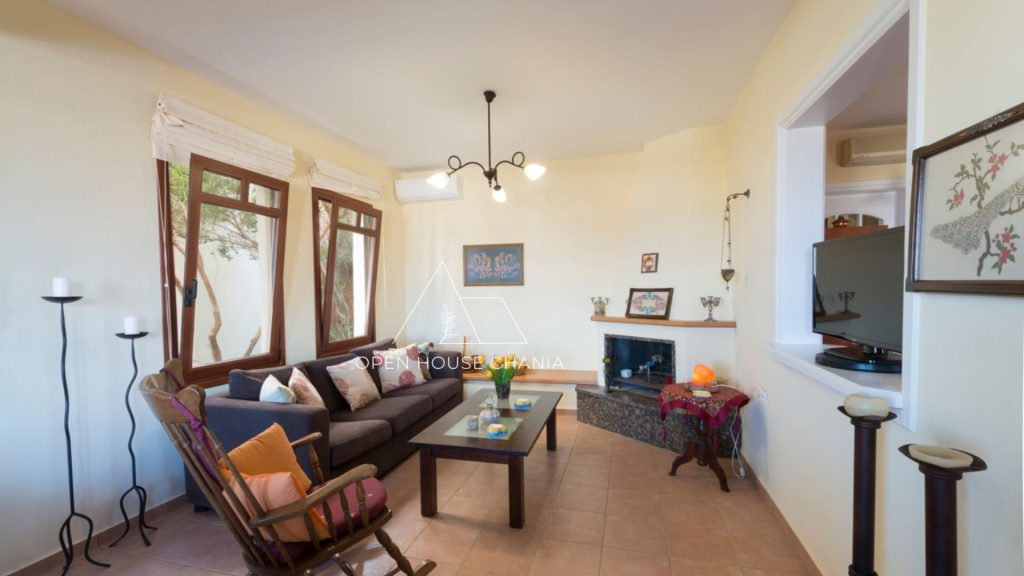 A well-kept villa in a complex in Plaka