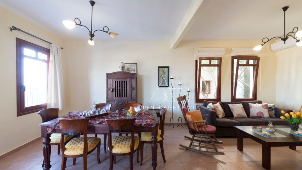 A well-kept villa in a complex in Plaka