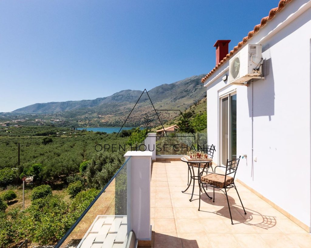 A three-level villa with a tennis court in Kournas