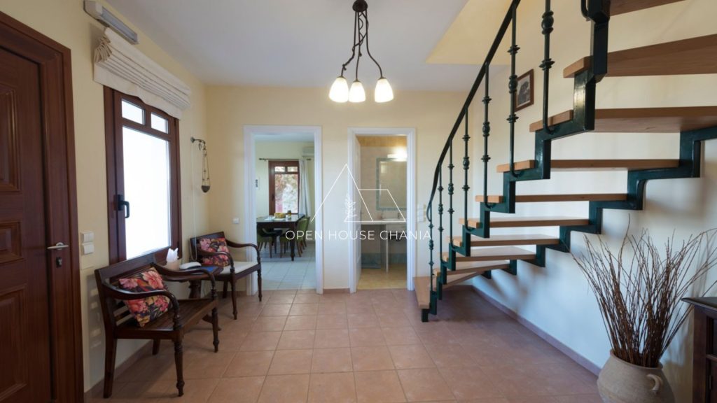 A well-kept villa in a complex in Plaka