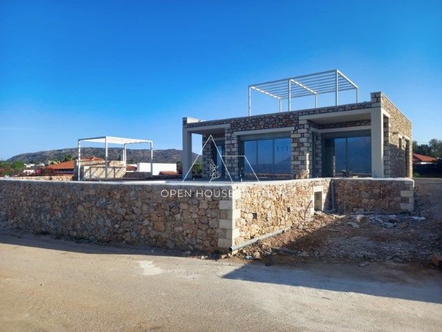 A STONE-BUILT VILLA IN PALELONI