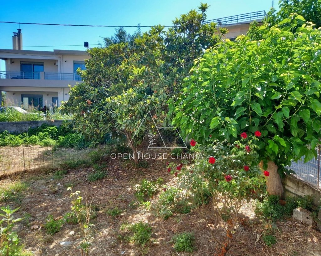 A detached house with large outdoor space in the center of Kalyves