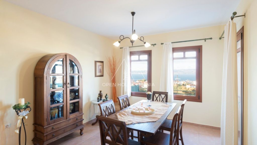 A well-kept villa in a complex in Plaka