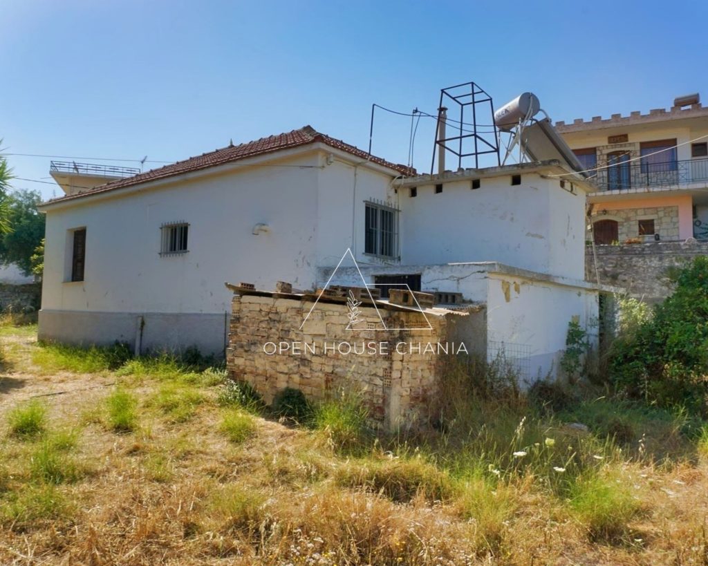 A detached house with large outdoor space in the center of Kalyves