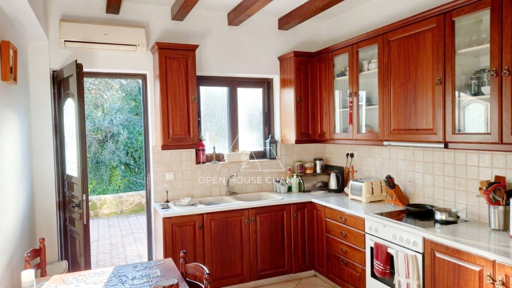 Α two-bedroom ground floor house with a nice garden in Neriana