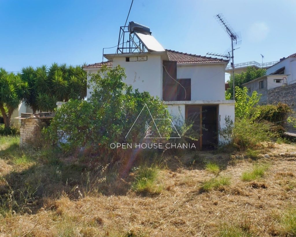 A detached house with large outdoor space in the center of Kalyves