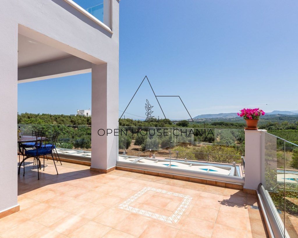 A three-level villa with a tennis court in Kournas