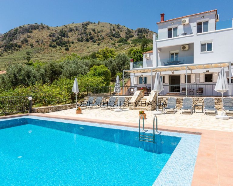 A three-level villa with a tennis court in Kournas