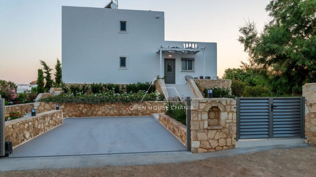 4-Bedroom villa with a pool & sea view in Tersanas