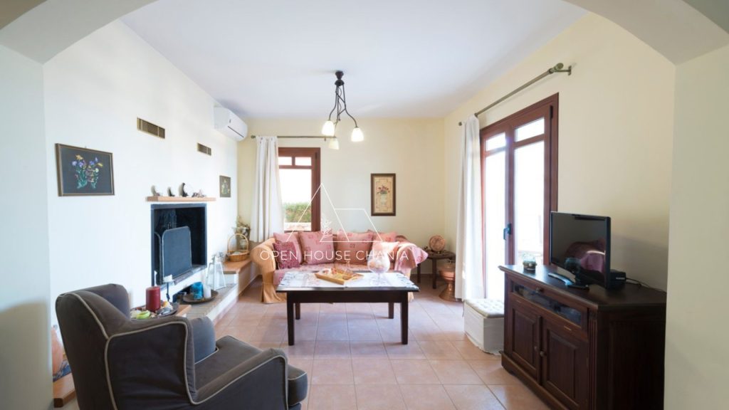 A well-kept villa in a complex in Plaka