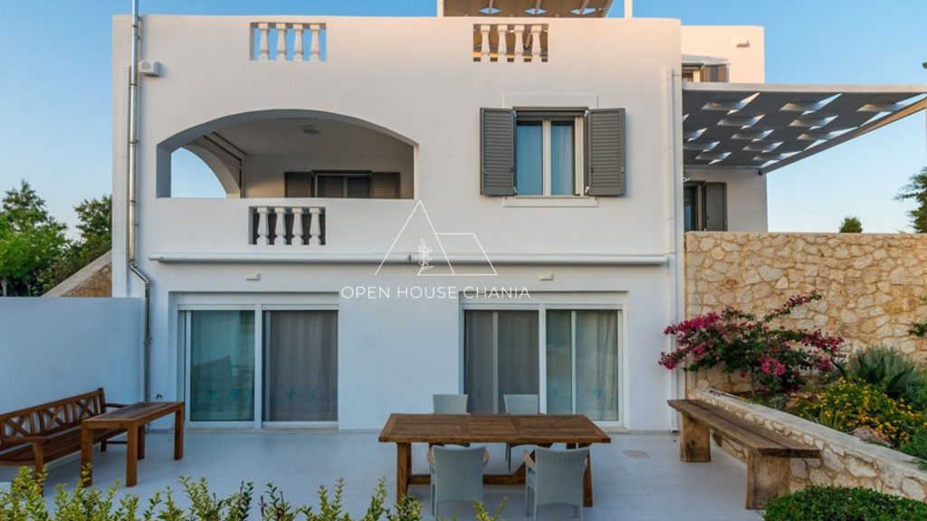 4-Bedroom villa with a pool & sea view in Tersanas