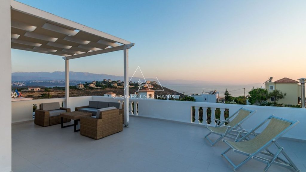 4-Bedroom villa with a pool & sea view in Tersanas