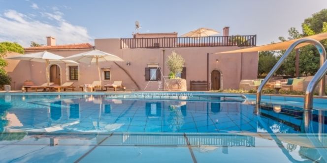 A HIGH-END VILLA IN THE CITY OF CHANIA