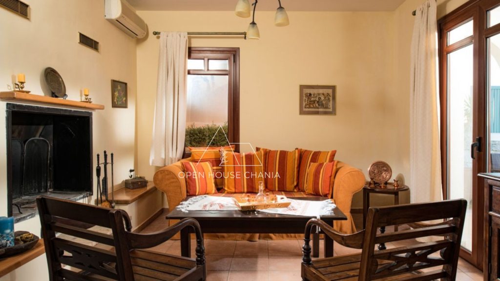 A well-kept villa in a complex in Plaka