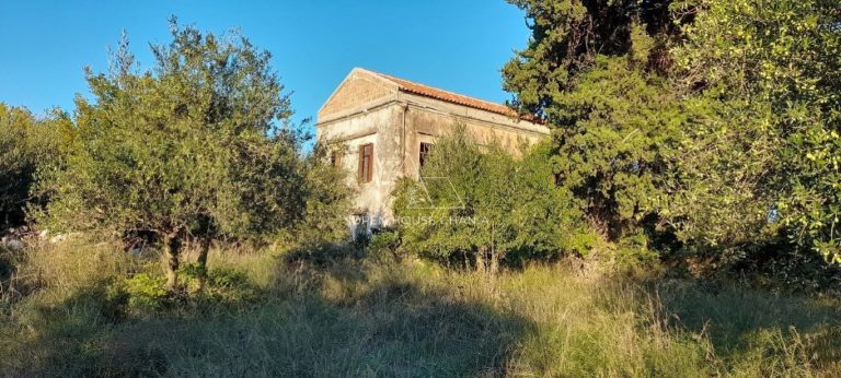 A STONE HOUSE FOR RENOVATION IN VAMOS