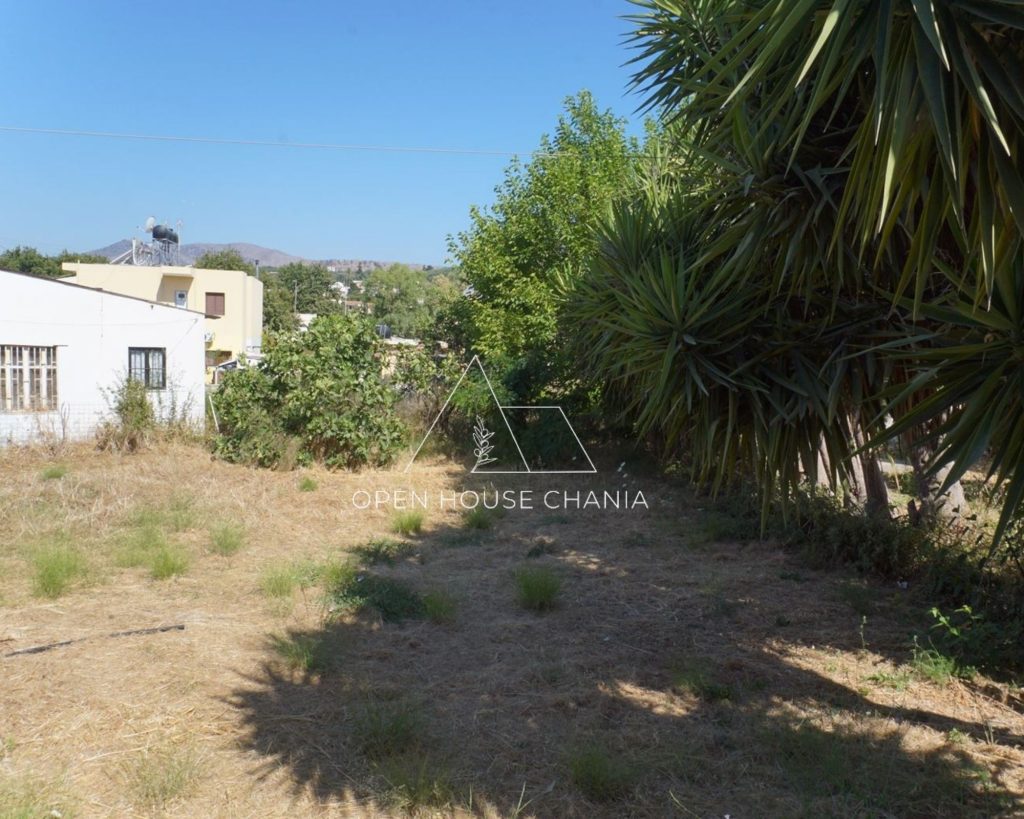 A detached house with large outdoor space in the center of Kalyves