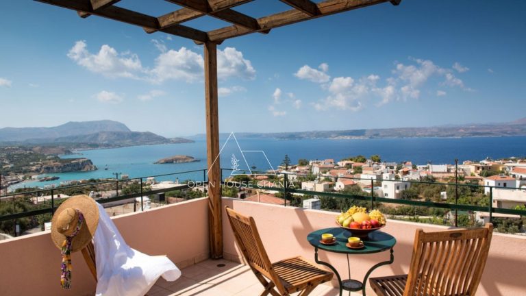 A 5-Villa complex with amazing views in Plaka