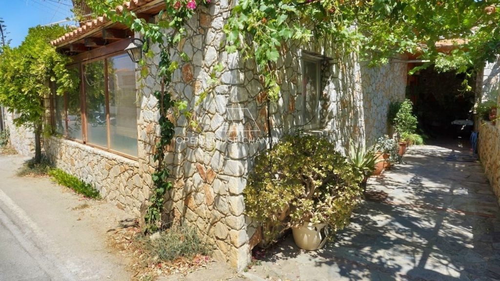 A small hotel for renovation in Agia Marina