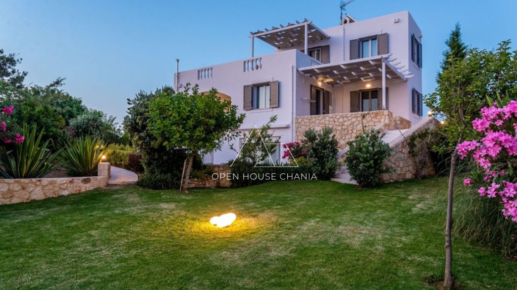 4-Bedroom villa with a pool & sea view in Tersanas