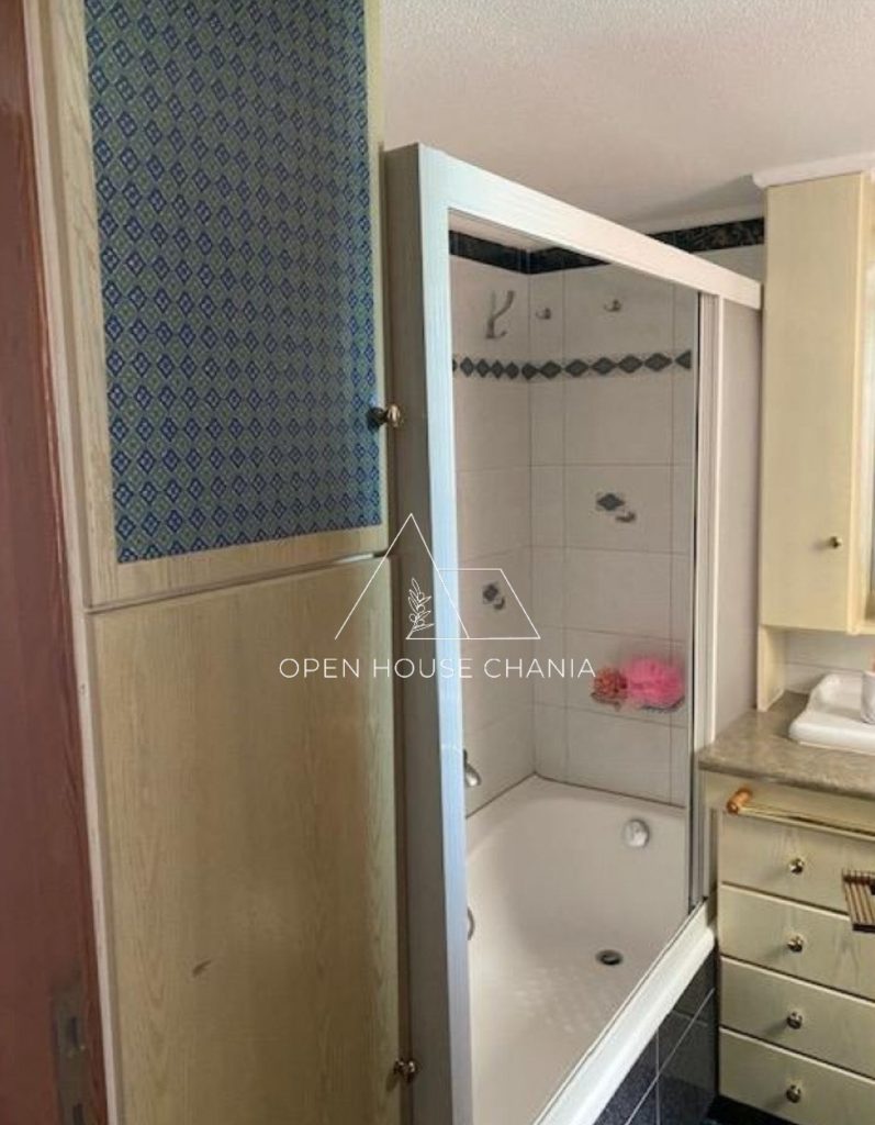 A LARGE APARTMENT IN CHANIA CENTER