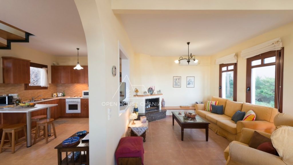 A well-kept villa in a complex in Plaka