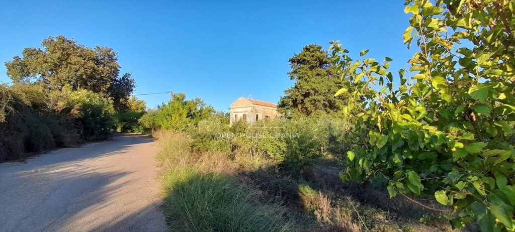 A STONE HOUSE FOR RENOVATION IN VAMOS