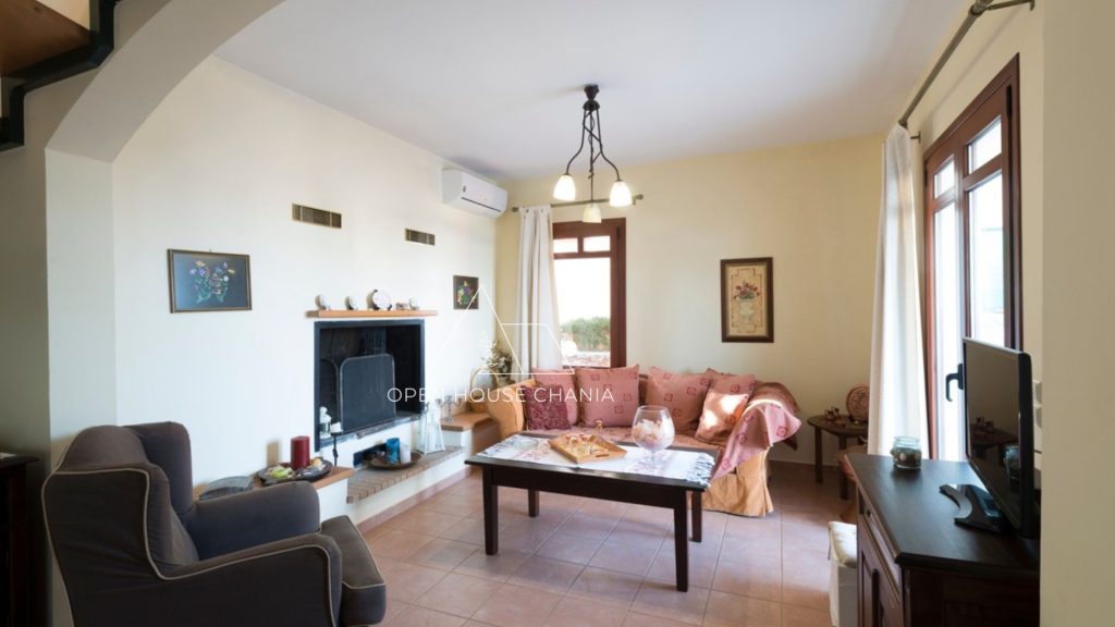 A well-kept villa in a complex in Plaka