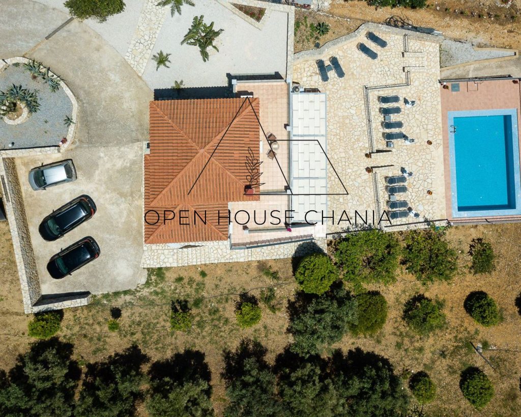 A three-level villa with a tennis court in Kournas