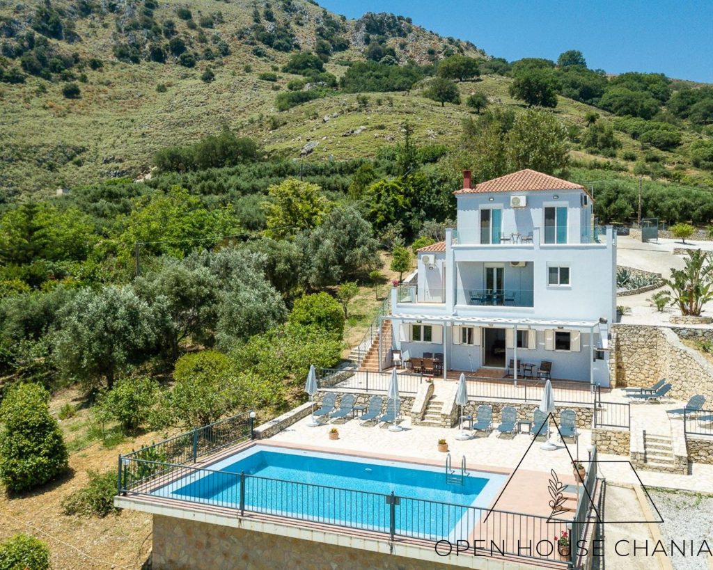 A three-level villa with a tennis court in Kournas