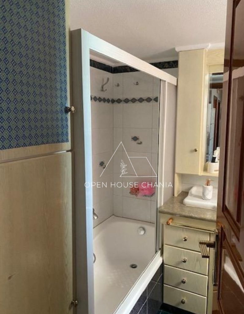 A LARGE APARTMENT IN CHANIA CENTER