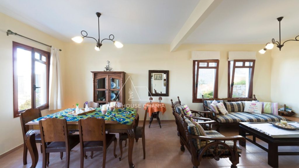 A well-kept villa in a complex in Plaka