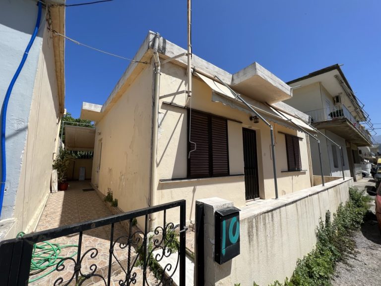 Α DETACHED HOUSE FOR RESTORATION IN THE CENTER OF CHANIA