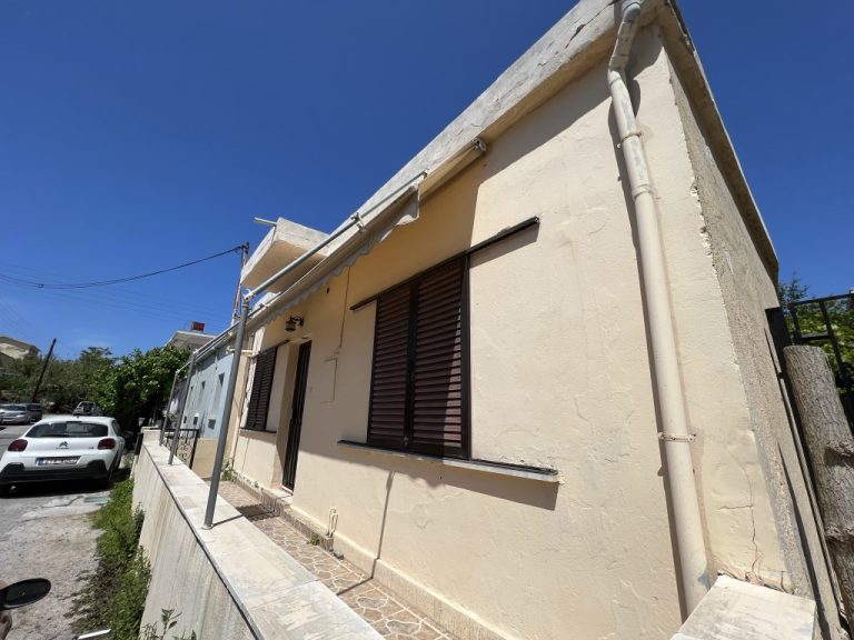 Α DETACHED HOUSE FOR RESTORATION IN THE CENTER OF CHANIA