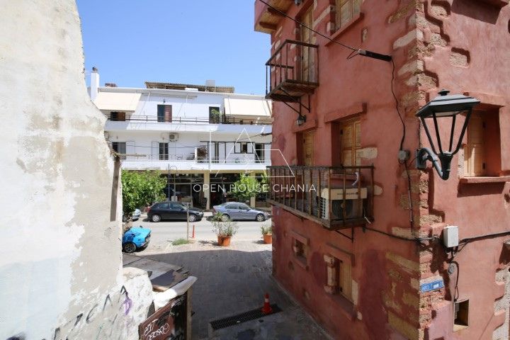 A THREE LEVEL HOUSE IN THE OLD TOWN