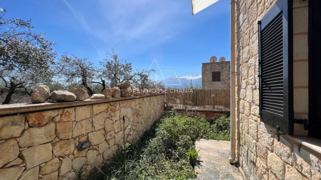 A BEAUTIFUL STONE-BUILT VILLA IN MEGALA CHORAFIA