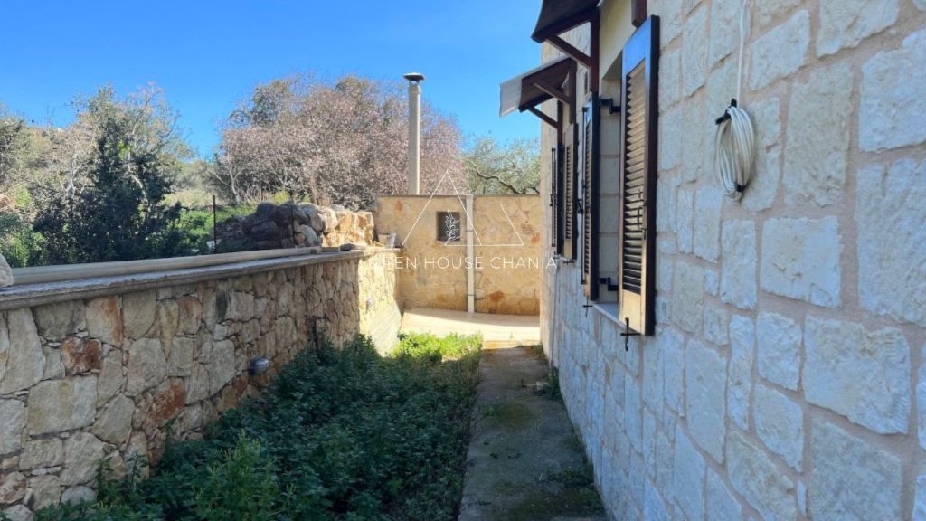 A BEAUTIFUL STONE-BUILT VILLA IN MEGALA CHORAFIA