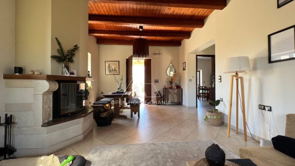 A BEAUTIFUL STONE-BUILT VILLA IN MEGALA CHORAFIA