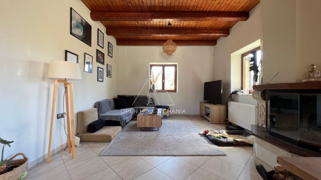 A BEAUTIFUL STONE-BUILT VILLA IN MEGALA CHORAFIA