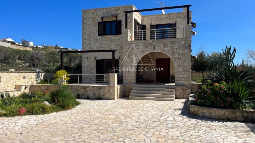 A BEAUTIFUL STONE-BUILT VILLA IN MEGALA CHORAFIA