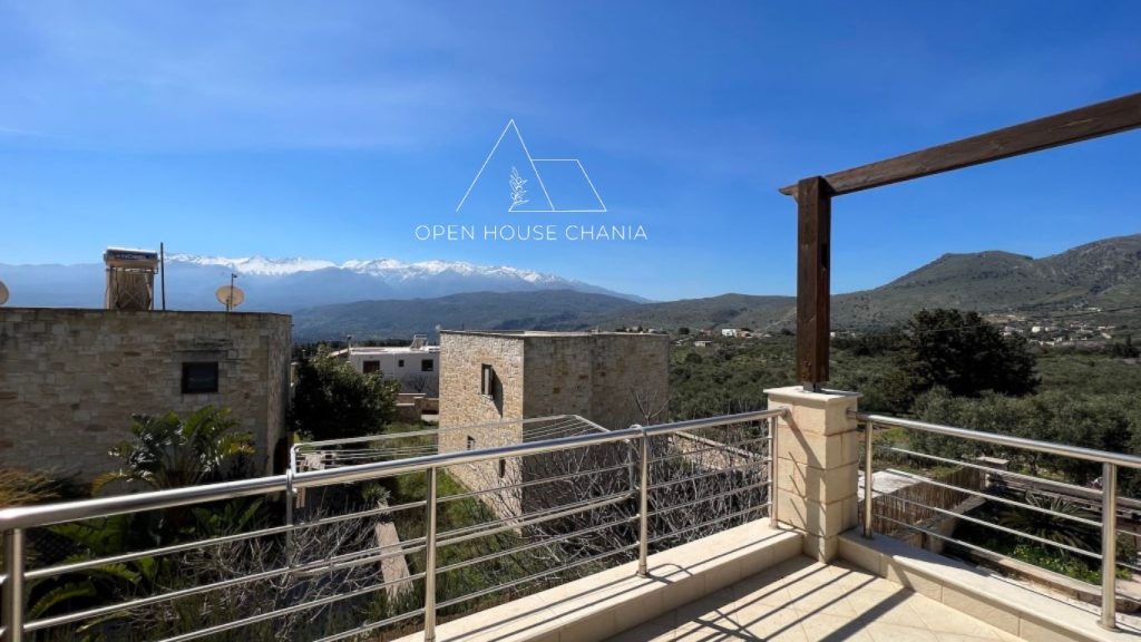 A BEAUTIFUL STONE-BUILT VILLA IN MEGALA CHORAFIA