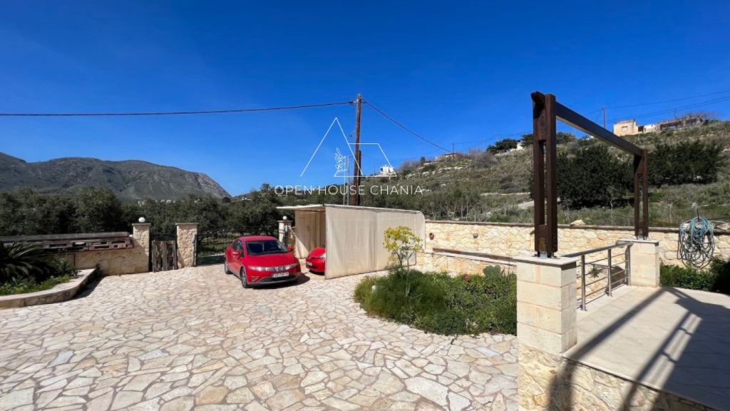 A BEAUTIFUL STONE-BUILT VILLA IN MEGALA CHORAFIA