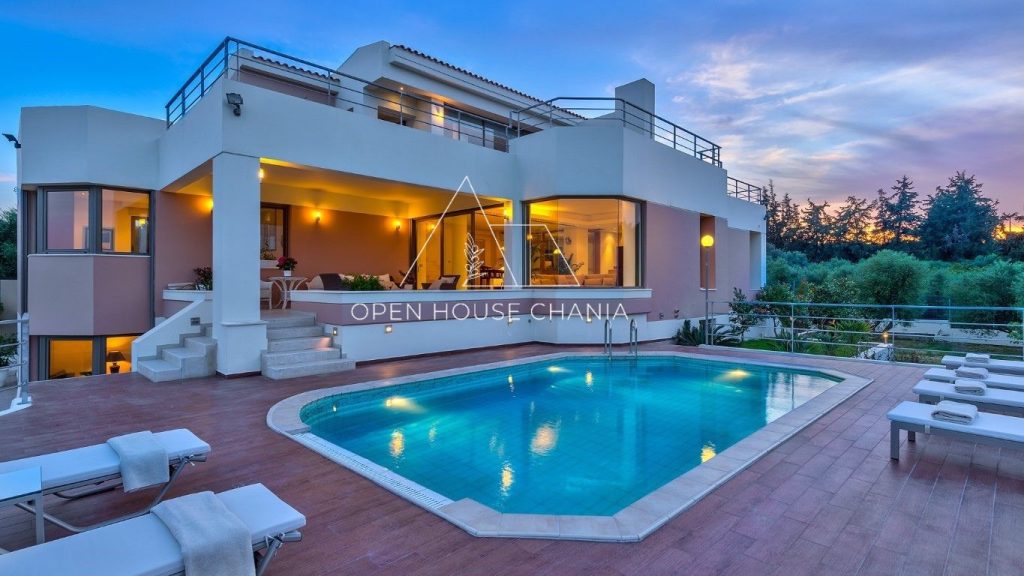 A MAGNIFICENT VILLA IN PLATANIAS