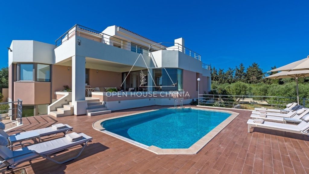 A MAGNIFICENT VILLA IN PLATANIAS