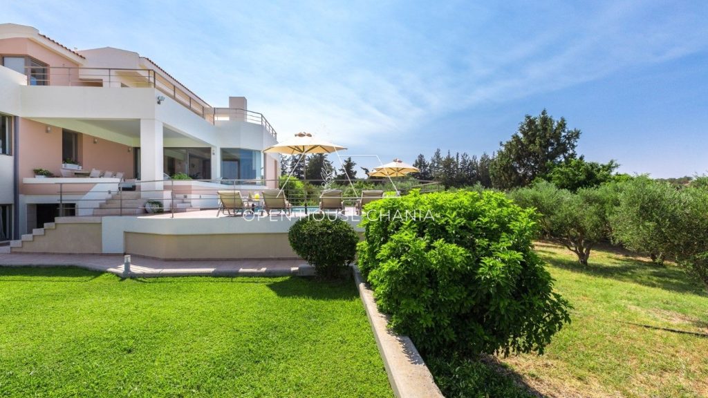 A MAGNIFICENT VILLA IN PLATANIAS