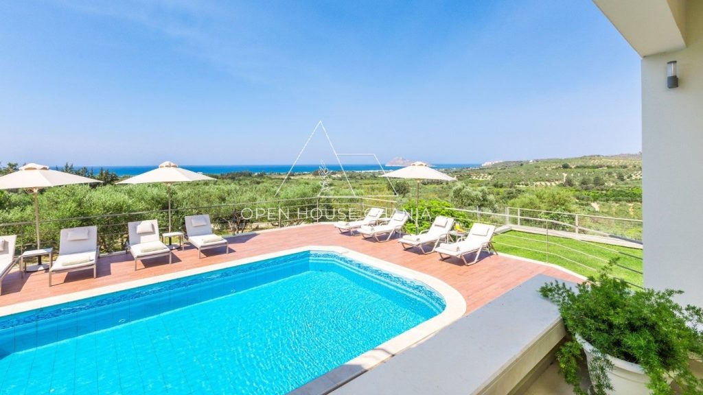 A MAGNIFICENT VILLA IN PLATANIAS